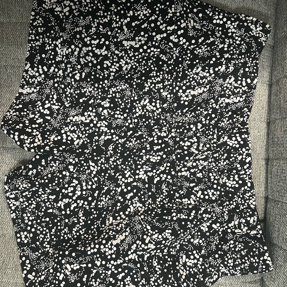 Lululemon On The Fly Short Size 8 Black and White - Picture 5 of 6